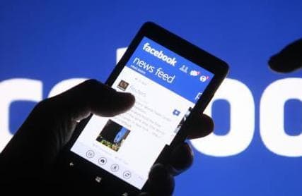 रोज 74.5 करोड लोग मोबाइल फोन पर फेसबुक खोलते हैं