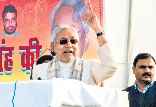 पीएम ने ओबामा के सामने टेके घुटने: नीतीश कुमार