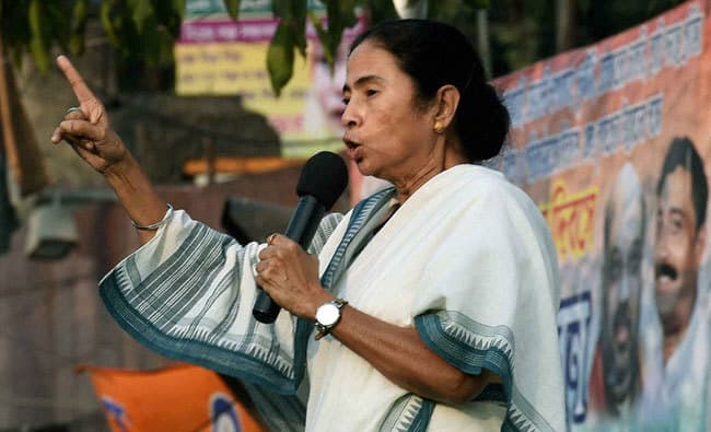 धर्मातरण मुद्दा : ममता ने किया भाजपा पर कटाक्ष, बोलीं - ये कौन-सा उड़ता हुआ हरिदास आ गया