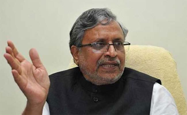 ताबड़तोड़ घोषणाएं कर मजाक बना रहे सीएम