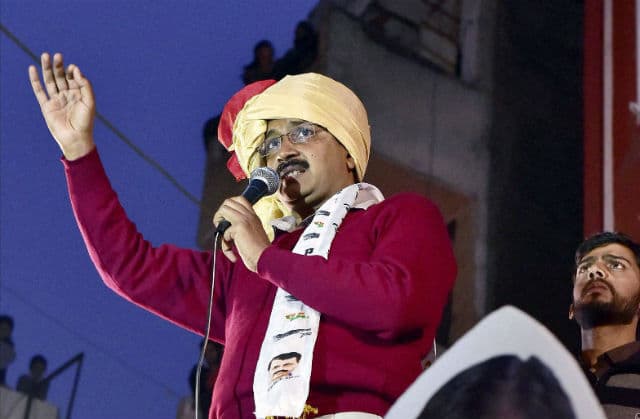 केजरीवाल पर निशाना साधने वाले भाजपा के विज्ञापन को लेकर छिडा वाकयुद्ध