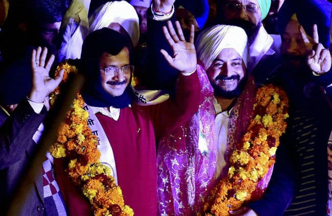 ''आप'' का रोड शो जारी, केजरीवाल ने कहा- हमारे साथ भगवान है