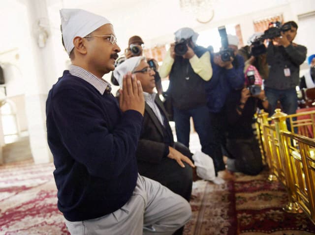 अग्निपथ पर किरण-केजरीवाल, मतदान से पहले आज पहुंचे मंदिर-गुरुद्वारे