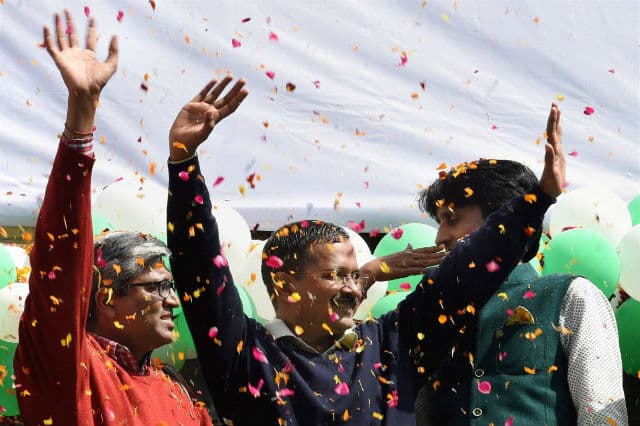 भाजपा-कांग्रेस पर चला केजरीवाल का झाडू