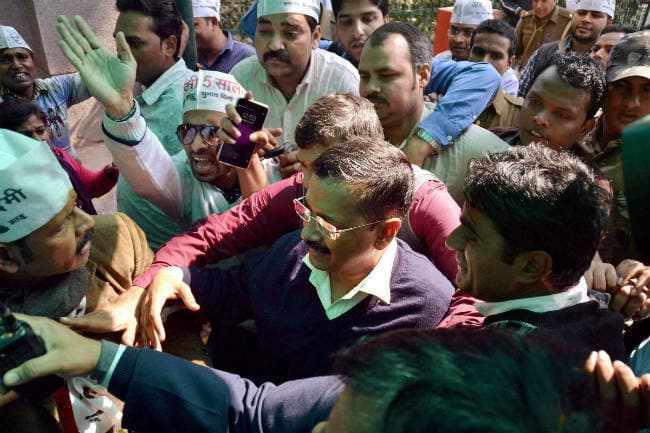 आप समर्थक जीत को लेकर उत्साहित, केजरीवाल के गांव में आनंदोत्सव