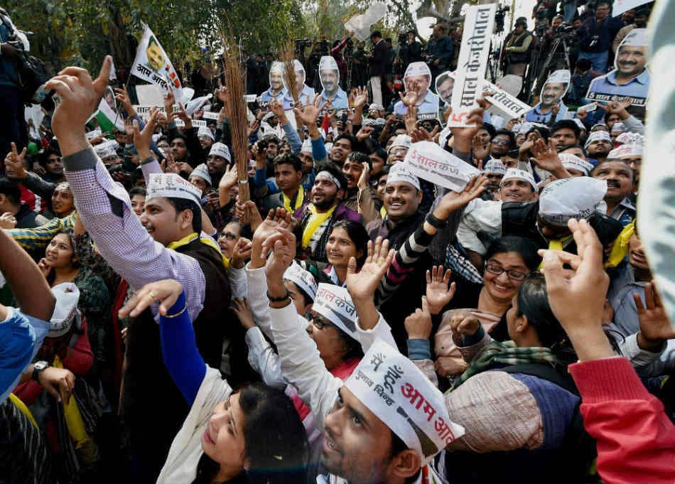 ''आप'' कार्यकर्ताओं ने तोड़े यातायात नियम