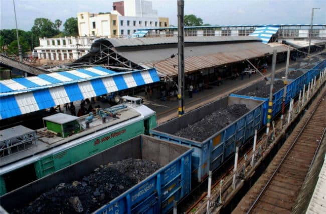 Indian Railways : कोविड काल में भी खूब हुई रेलवे की कमाई, माल ढुलाई का बनाया रिकॉर्ड