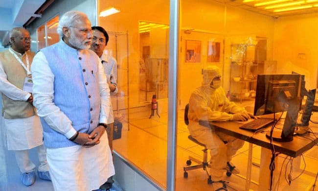 मोदी ने ''स्टेम सेल'' शोध संस्थान का दौरा किया