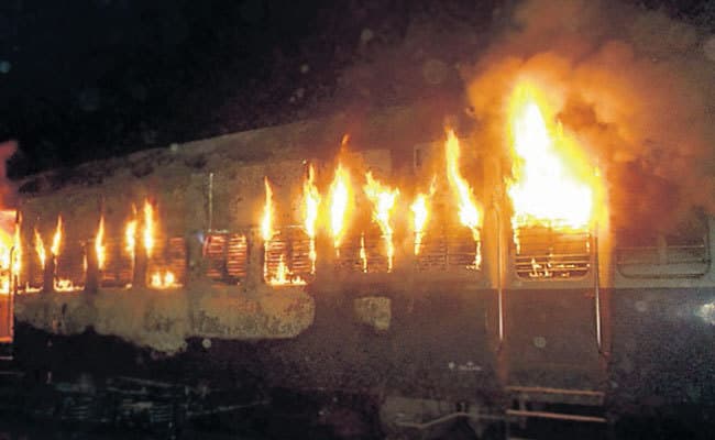 ट्रेन की बोगी में लगी आग, वाशिंग पिट में खड़ी थी छपरा-दिल्ली एक्सप्रेस