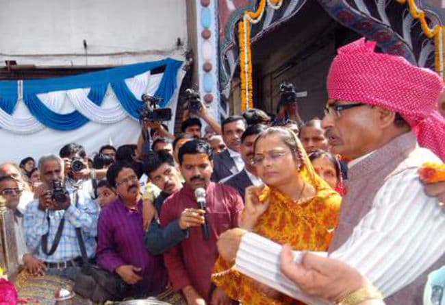 इंदौर को खुले में शौच के अभिशाप से मुक्त करायेंगे : शिवराज