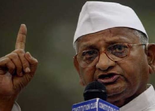 केजरीवाल को मंच पर जगह नहीं देंगे अन्ना!