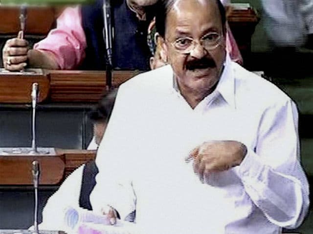 वेंकैया नायडू के बयान से भड़का विपक्ष, बाद में देनी पड़ी सफाई