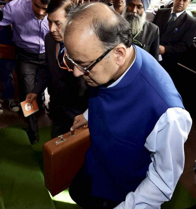 मिडिल क्लास खुद रखे अपना ध्यान, आयकर में बदलाव नहीं, सर्विस टैक्स बढ़ा