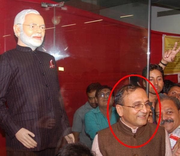 मोदी का सूट खरीदना तीन करोड़ और महंगा पड़ता लालजी पटेल को