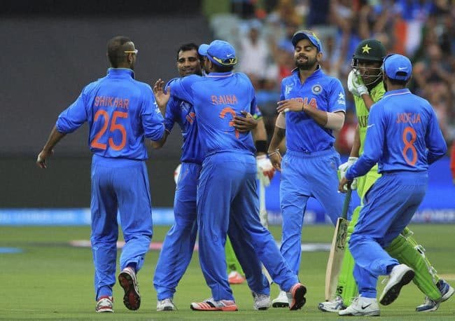 WC 2015 : वेस्टइंडीज और भारत के बीच मुकाबला कल, समर्थक होली खेल टीम इंडिया को दे रहे हैं बधाई