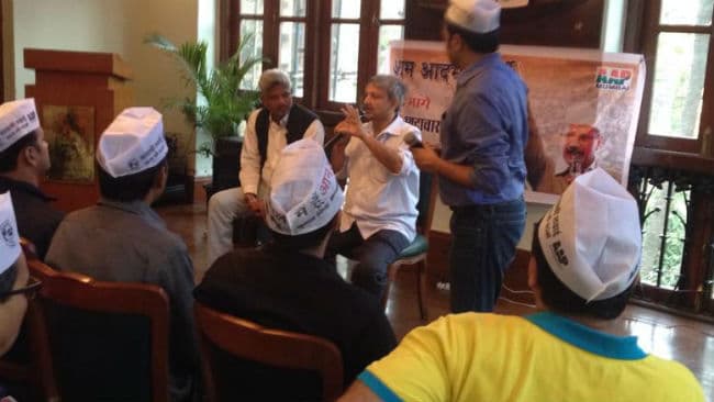 योगेंद्र यादव व प्रशांत भूषण को पीएसी से बाहर करने के तरीके पर उठी उंगली, असंतुष्टों की यादव के घर पर बैठक