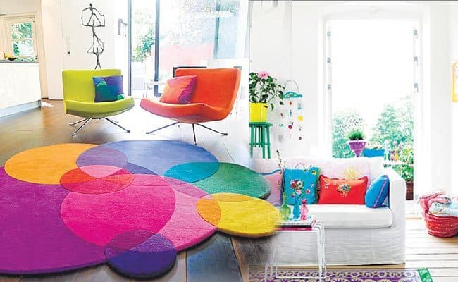 रंग-बिरंगी सजावट से करें होली का स्वागत