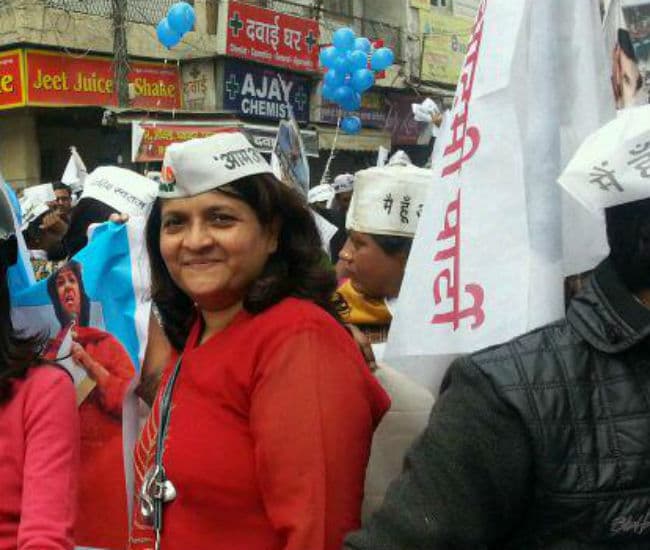 ''आप'' में इतने छेद :  मयंक ने पार्टी छोडने की धमकी दी, दमानिया खुलकर प्रशांत के विरोध में आयी