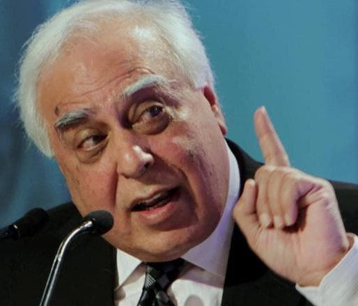 सिब्बल ने कहा, मंगल मिशन और गिरते दाम से सरकार की छवि अच्छी बनी