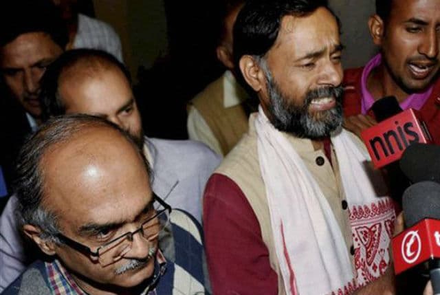 आप विधायकों ने योगेंद्र यादव, शांति व प्रशांत भूषण को पार्टी से निकालने की मांग तेज की