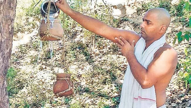 नीलम की अंत्येष्टि राख गंगा में प्रवाहित, मुंबई से अपने गांव जोकहरी पहुंचे भोजपुरी गायक पवन सिंह