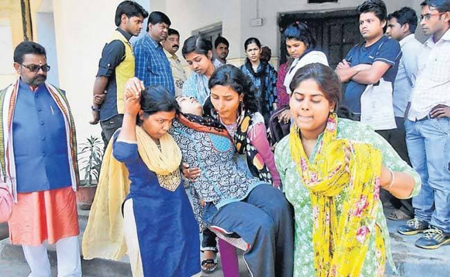 आधा दर्जन छात्राएं अचानक बेहोश, चिकित्सकों ने अज्ञात बीमारी बता किया बक्सर रेफर