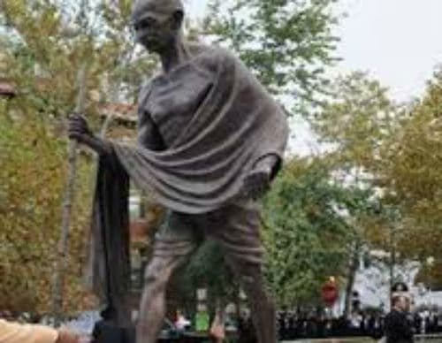 ब्रिटिश संसद के सामने गांधी की ऐतिहासिक प्रतिमा का अनावरण