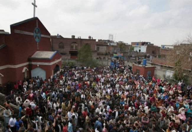 पाकिस्तान चर्च हमले : ईसाईयों का भीषण प्रदर्शन, दो की मौत