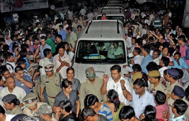 नादिया गयी ममता बनर्जी के काफिले को प्रदर्शनकारियों ने रोका