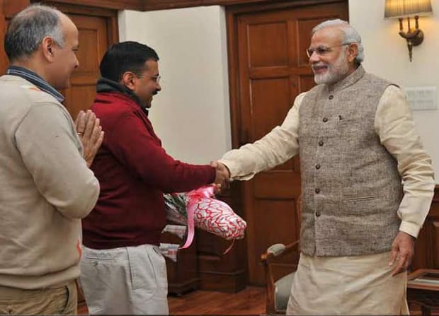 अरविंद केजरीवाल पर नरेंद्र मोदी इफेक्ट : पार्टी बचाने असंतुष्टों की ओर बढाया दोस्ती का हाथ