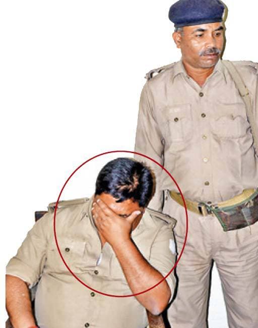 15 हजार घूस लेते तरियानी थानाध्यक्ष संजय गिरफ्तार