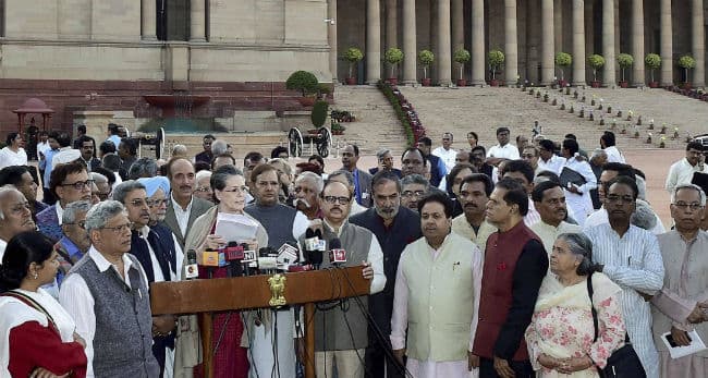 मार्च करने वालों में मोदी के खिलाफ चुनाव लडकर 312 वोट हासिल करने वाला भी शामिल