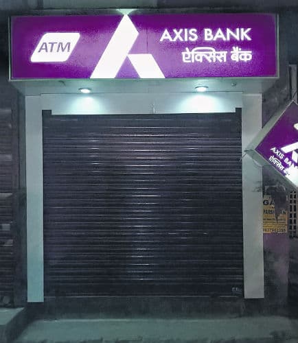 एक्सिस बैंक प्रबंधन हैरान: बिना मशीन खोले व पासवर्ड के एटीएम से निकाले 47 लाख