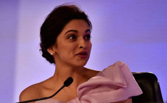 ..जब दीपिका ने अनुष्‍का को किया किस