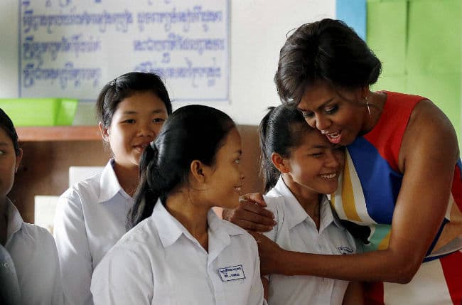 लड़कियों की शिक्षा को बढावा देने के लिए मिशेल ओबामा कंबोडिया की छात्राओं से मिलीं
