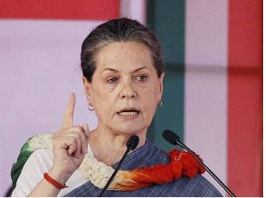 किसानों के बीच जाकर सोनिया ने बांटा उनका दुखदर्द, मुआवजे की मांग की