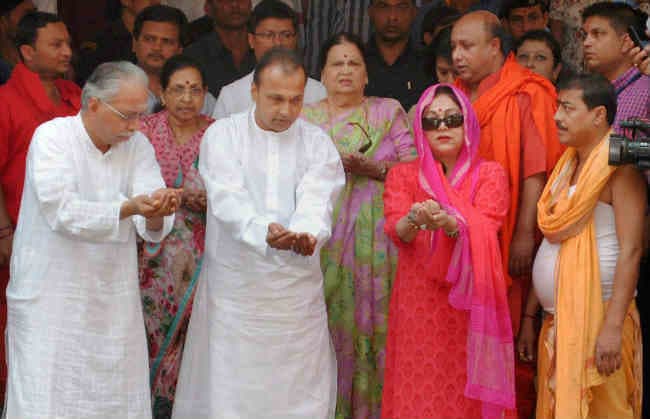 चैत्र नवरात्रि के पहले दिन कामाख्या मंदिर पहुंचे अनिल अंबानी