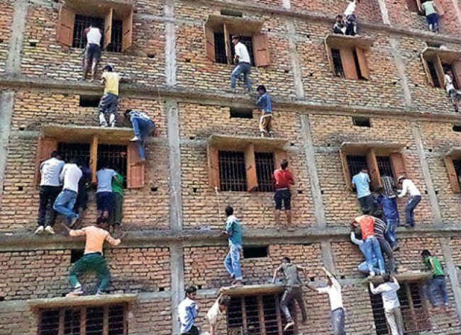 अपनी प्रेमिका को नकल कराने पहुंचा मजनुं, पुलिस ने पकड़ा