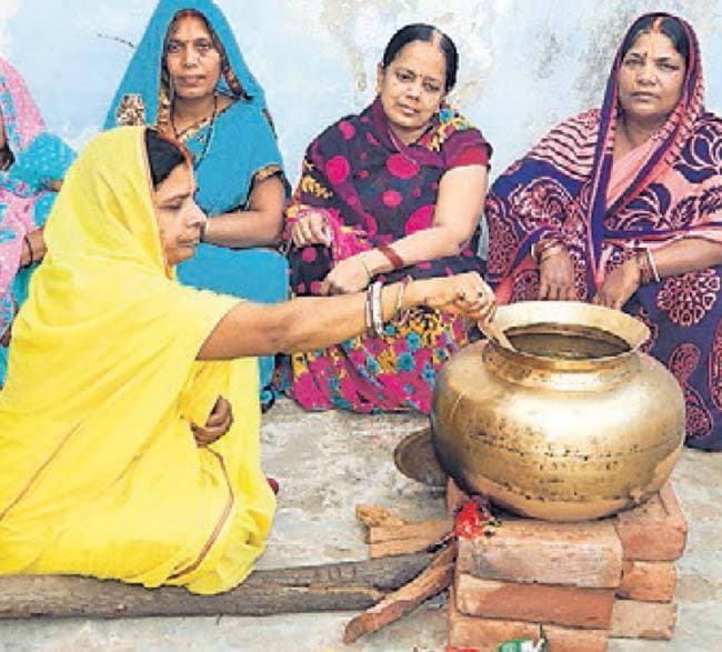 सूर्य को पहला अर्घ आज
