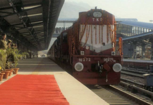 ट्रेनों में गर्भवती महिलाओं व वरिष्ठ नागरिकों के लिए निचली सीटों का कोटा बढा