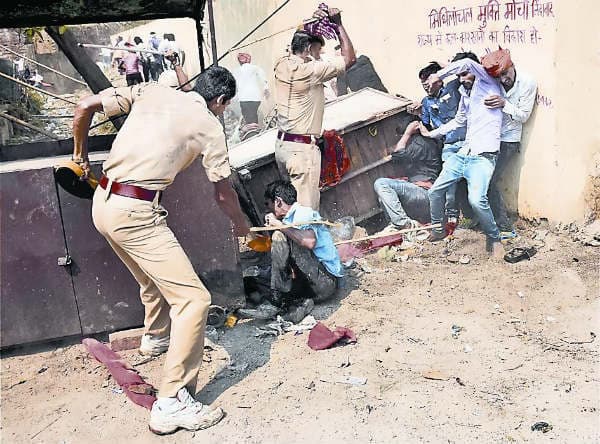 ABVP का उग्र प्रदर्शन, पुलिस को करनी पड़ी भारी मशक्कत छात्रों ने गेट तोड़ा, विस तक पहुंचे