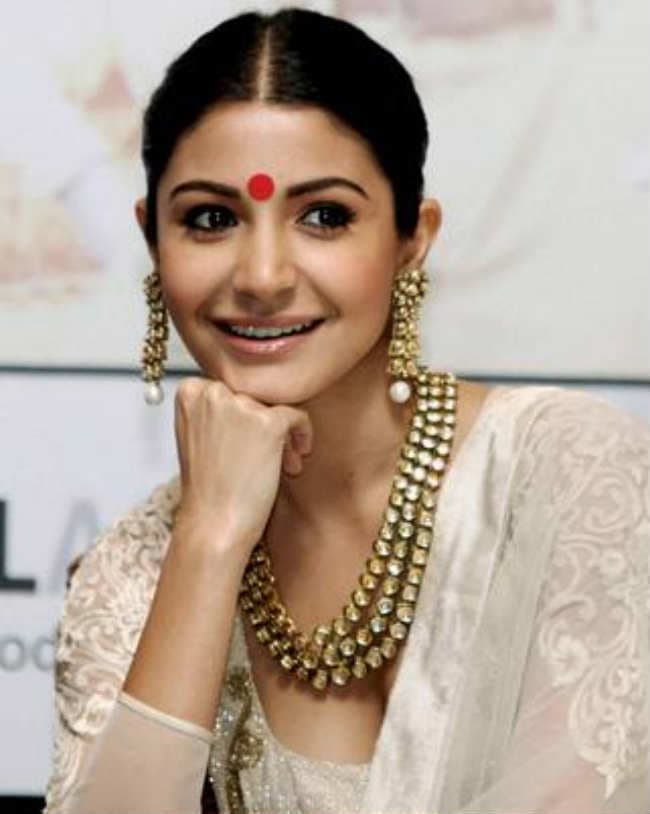 जानें, आखिर क्यों अनुष्का ने पहनी दुल्हन की लिबास