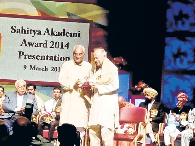 एक वैज्ञानिक को साहित्यिक पुरस्कार