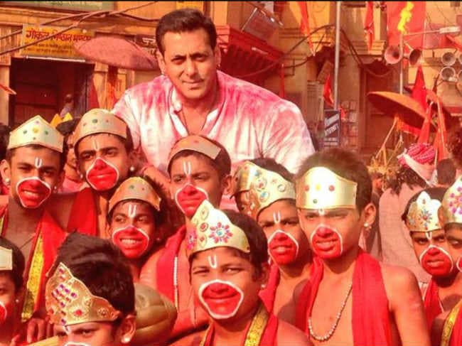 बजरंगी भाईजान के सेट पर बाल हनुमान के साथ दिखे सलमान