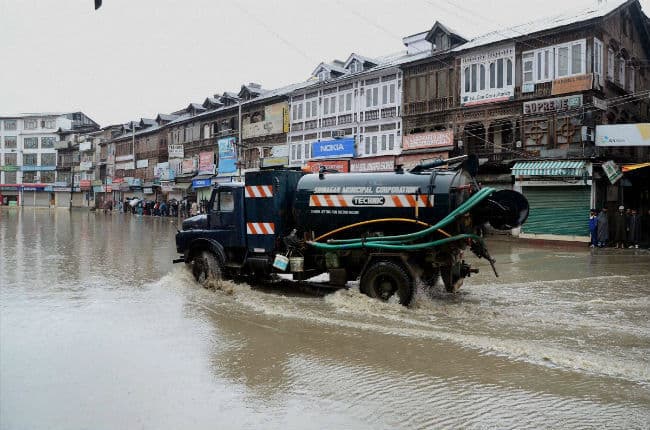 कश्मीर के लिए 100 एनडीआरएफ कर्मी रवाना, सीएम ने कहा- आज हालात ठीक होने की उम्मीद