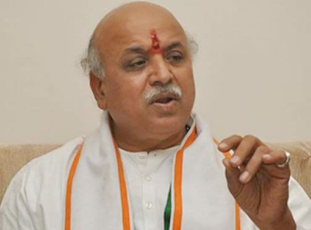 ममता सरकार ने तोगडिया के प्रवेश पर रोक लगाई, आते ही गिरफ्तारी के आदेश
