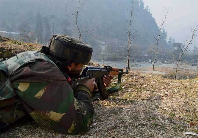 बारामूला में सेना और आतंकियों के बीच मुठभेड़ जारी, दो जवान शहीद