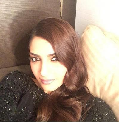 सोनम की हॉट तसवीर पर सोशल मीडिया में मचा है बवाल