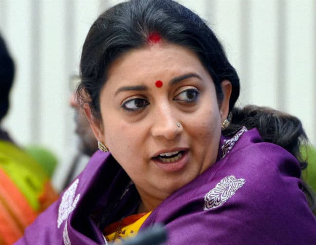 ट्रायल रुम में कैमरा देखने के बाद स्मृति ईरानी ने उठाया मामला, चार गिरफ्तार