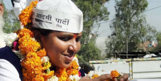 दलित लडकियों की पिटाई करने वाले पुलिसकर्मी बर्खास्त किये जायें : राखी